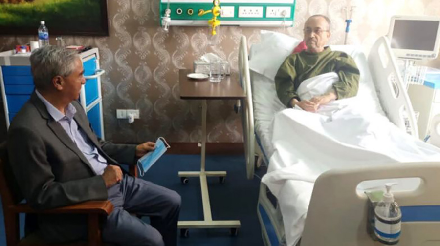 रक्षामन्त्री खड्काको स्वास्थ्य अवस्था बुझ्न सभापति देउवा सैनिक अस्पतालमा