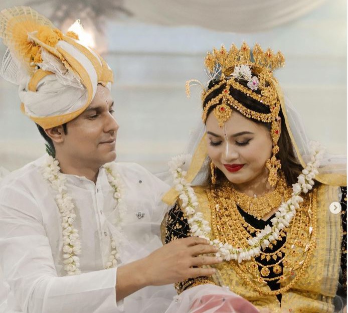 सुनै सुनले सजिएकी बेहुलीसँग बलिउड अभिनेता रणदिप हुड्डाकाे पाेज भाइरल