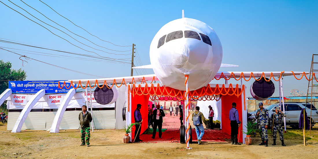 विमानस्थल नियमित सञ्चालनका लागि दबाब दिन प्रवेशद्वारमै बनाइयो जहाज