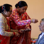 राष्ट्रपतिद्वारा बहिनी शारदा र चन्दाको हातबाट तिहारको टीका ग्रहण