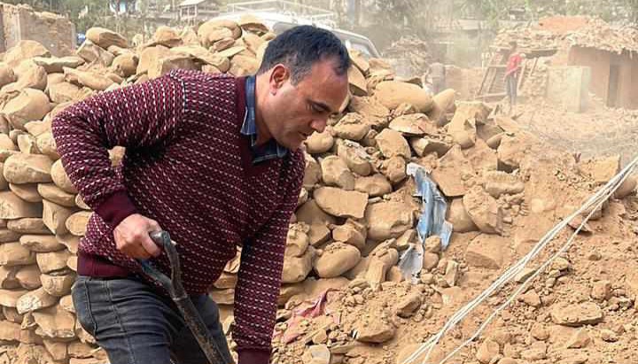 भूकम्प प्रभावित क्षेत्रमा घर बनाउँदै कांग्रेस नेता महर