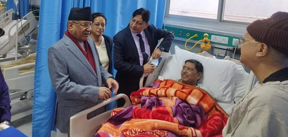 गृह मन्त्री श्रेष्ठलाई भेट्न अस्पताल पुगे प्रधानमन्त्री प्रचण्ड