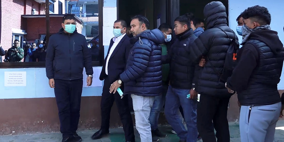 भिजिट भिसाको सेटिङ मिलाउने प्रहरी र एयरलाइन्सका कर्मचारी सहित ३२ जना पक्राउ