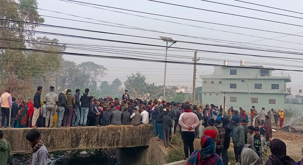 बरहथवा घटना: साहको शव सडकमै, पीडित परिवारले गराए बजार र यातायात बन्द