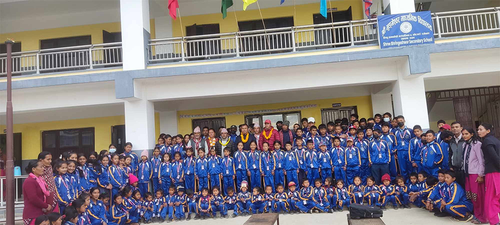 चन्दा र देउसीभैलो कार्यक्रम बाट पैसा उठाइ विद्यार्थीलाई न्यानो कपडा वितरण