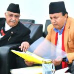 बैठकमा एमाले सदस्यले मोबाइल चलाएपछि ओलीको आक्रोश: अनुशासनको पालना गर्नुस्