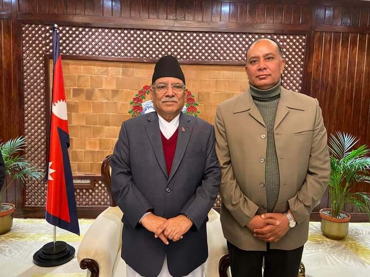 उपहारको पूर्वसन्ध्यामा किन भेटे रेखा थापाका निर्देशक देउजाले प्रधानमन्त्री ?