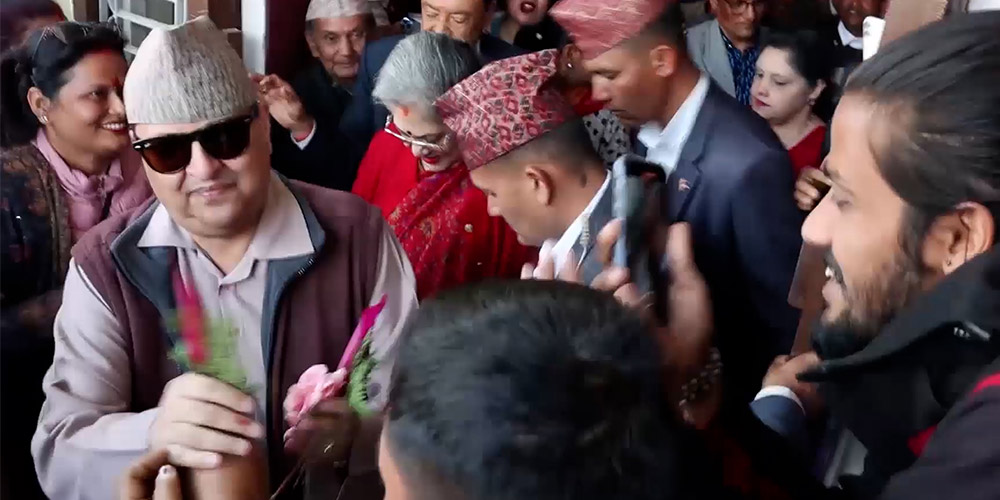 पूर्व राजा ज्ञानेन्द्र शाह चितवनमा, विमानस्थलमा गरियो भव्य स्वागत (भिडियो)