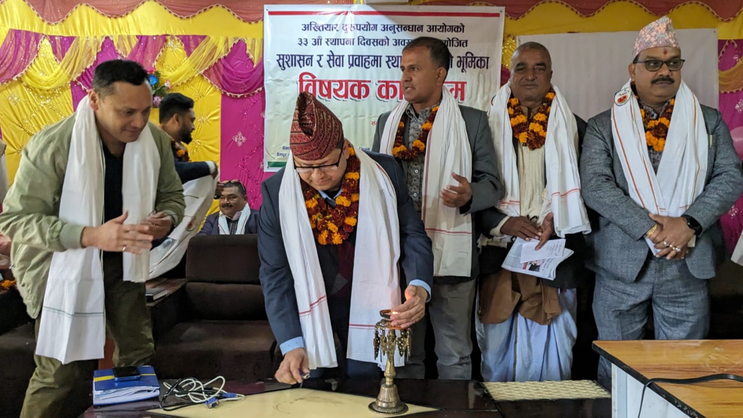 सरकारी कार्यालयमा विचौलीयाको बिगबिगी छ: डा. केसी