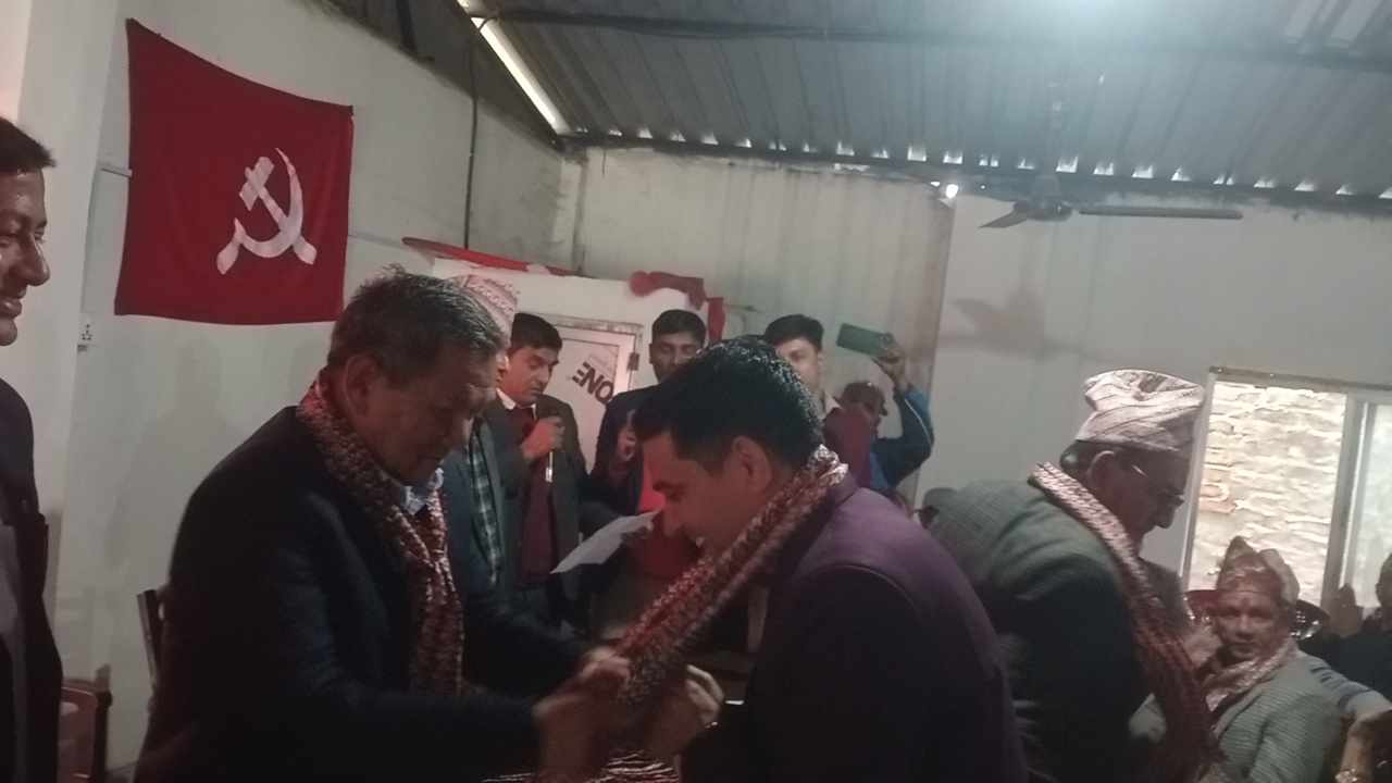 समाजवादी नवलपुरमा पहिरो, जिल्ला अध्यक्षसहित दर्जनौं एमाले प्रवेश
