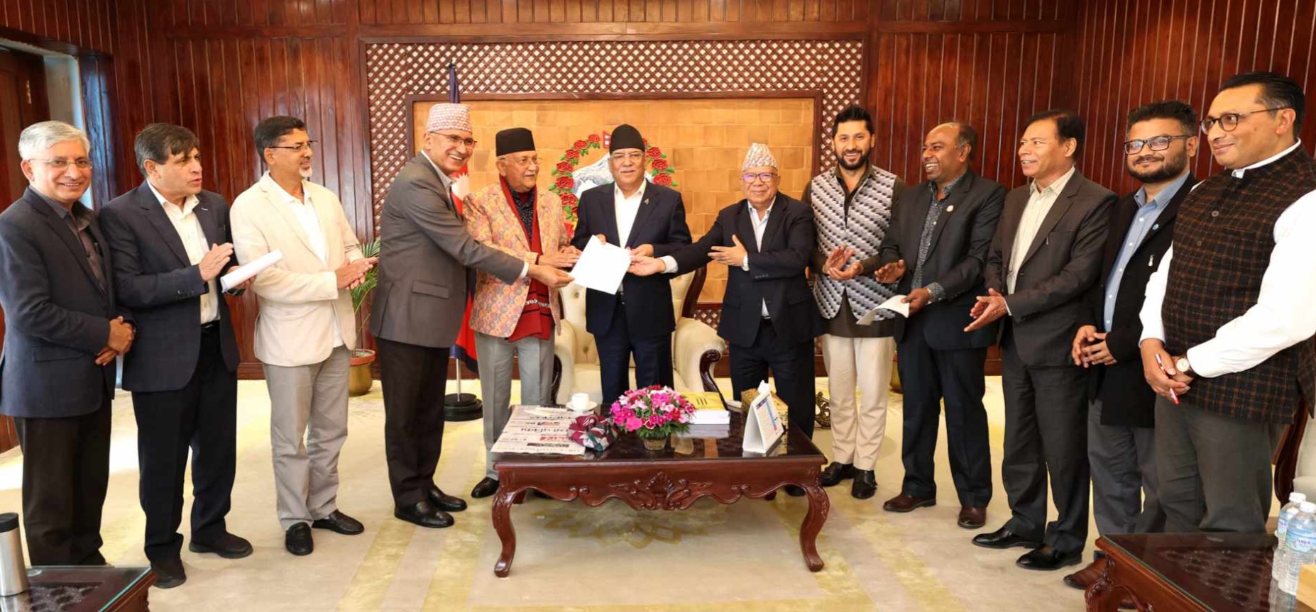 गठबन्धनको कार्यदलले प्रधानमन्त्रीलाई बुझायो न्युनतम साझा कार्यक्रमको प्रतिवेदन