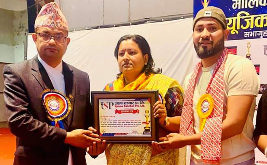 उत्कृष्ट गीतकार र मोडलको विधाबाट अभि सम्मानित