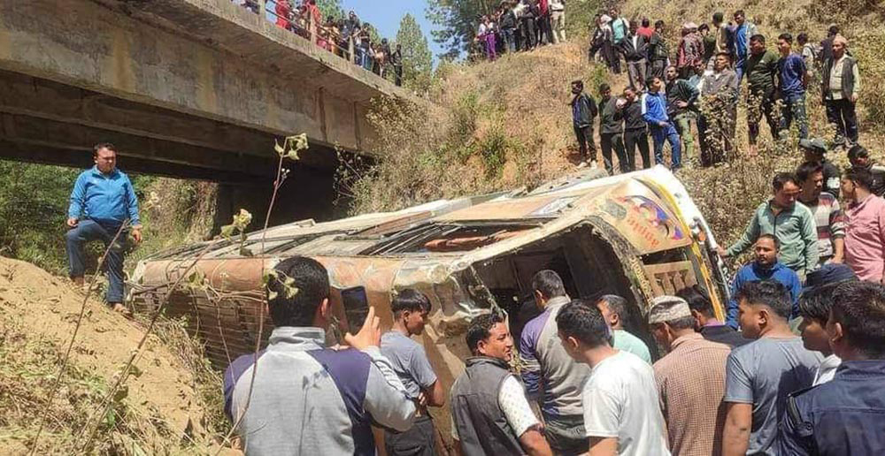 रुकुम जाँदै गरेको यात्रु बाहक बस दुर्घटना