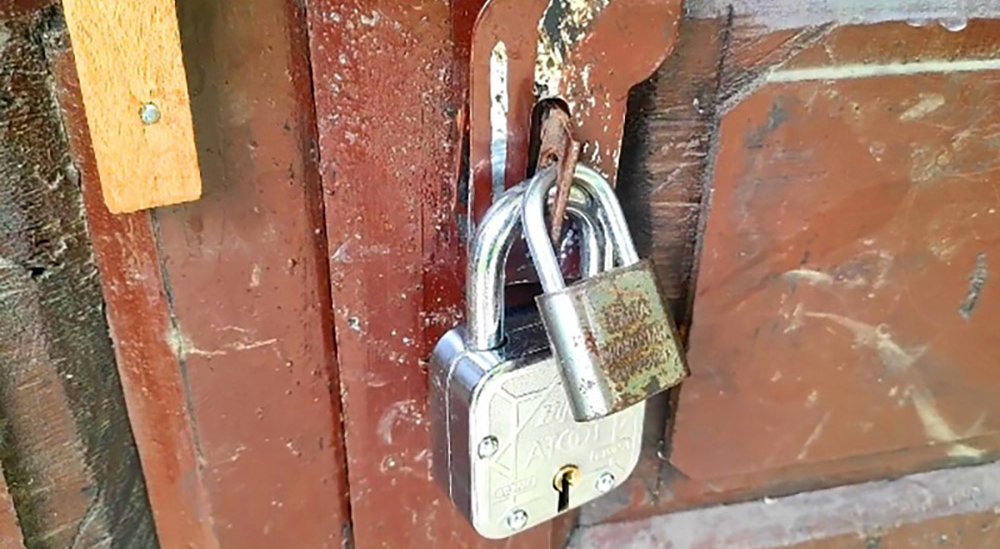 मधेसको पूर्वाधार कार्यालयमा कांग्रेस कार्यकर्ताले लगाए ताला