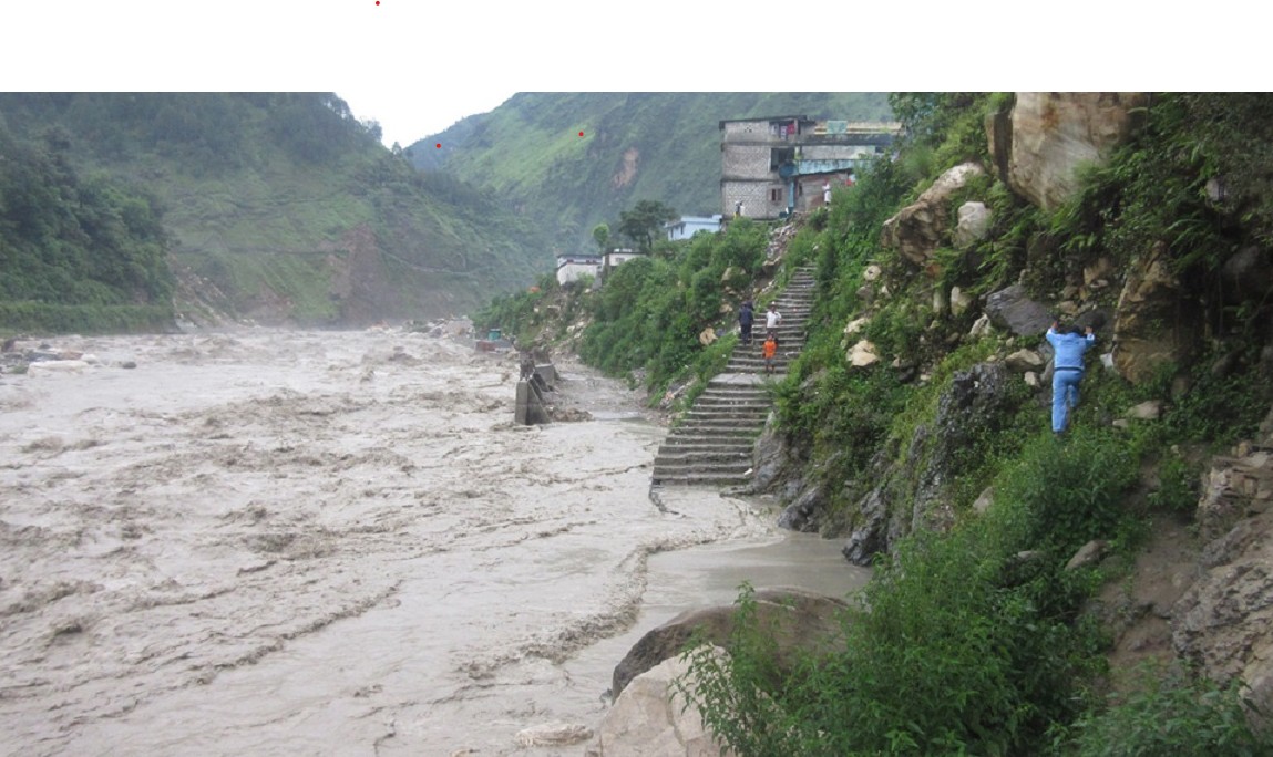 महाकालीमा पानीको प्रवाह बढ्यो: सवारी साधन सञ्चालनमा रोक