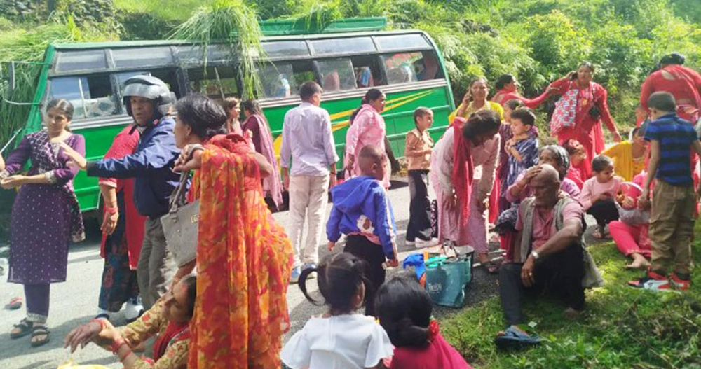 पोखरामा बस दुर्घटना हुँदा २१ जना घाइते