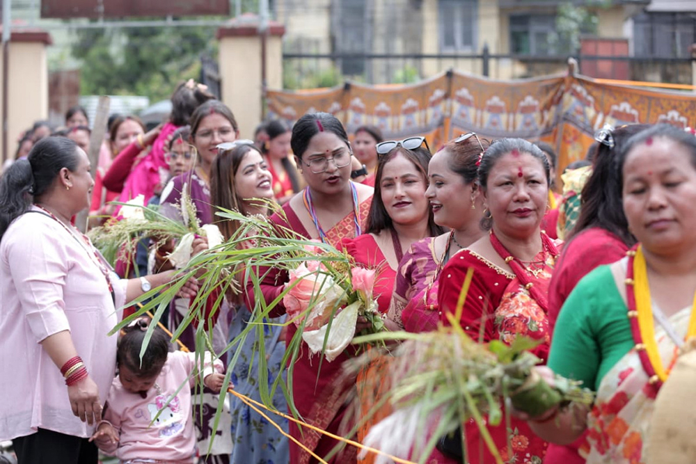 ऋषेश्वर मन्दिरमा महिला श्रद्धालुहरूको भीड (तस्बिरहरु)