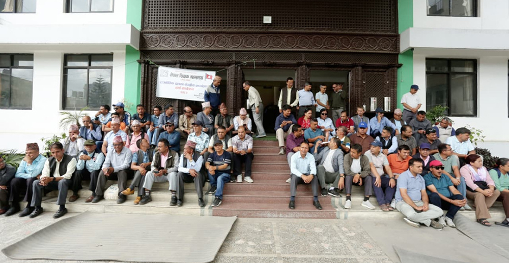 शिक्षक महासंघद्वारा कांग्रेस पार्टी कार्यालय सानेपामा धर्ना