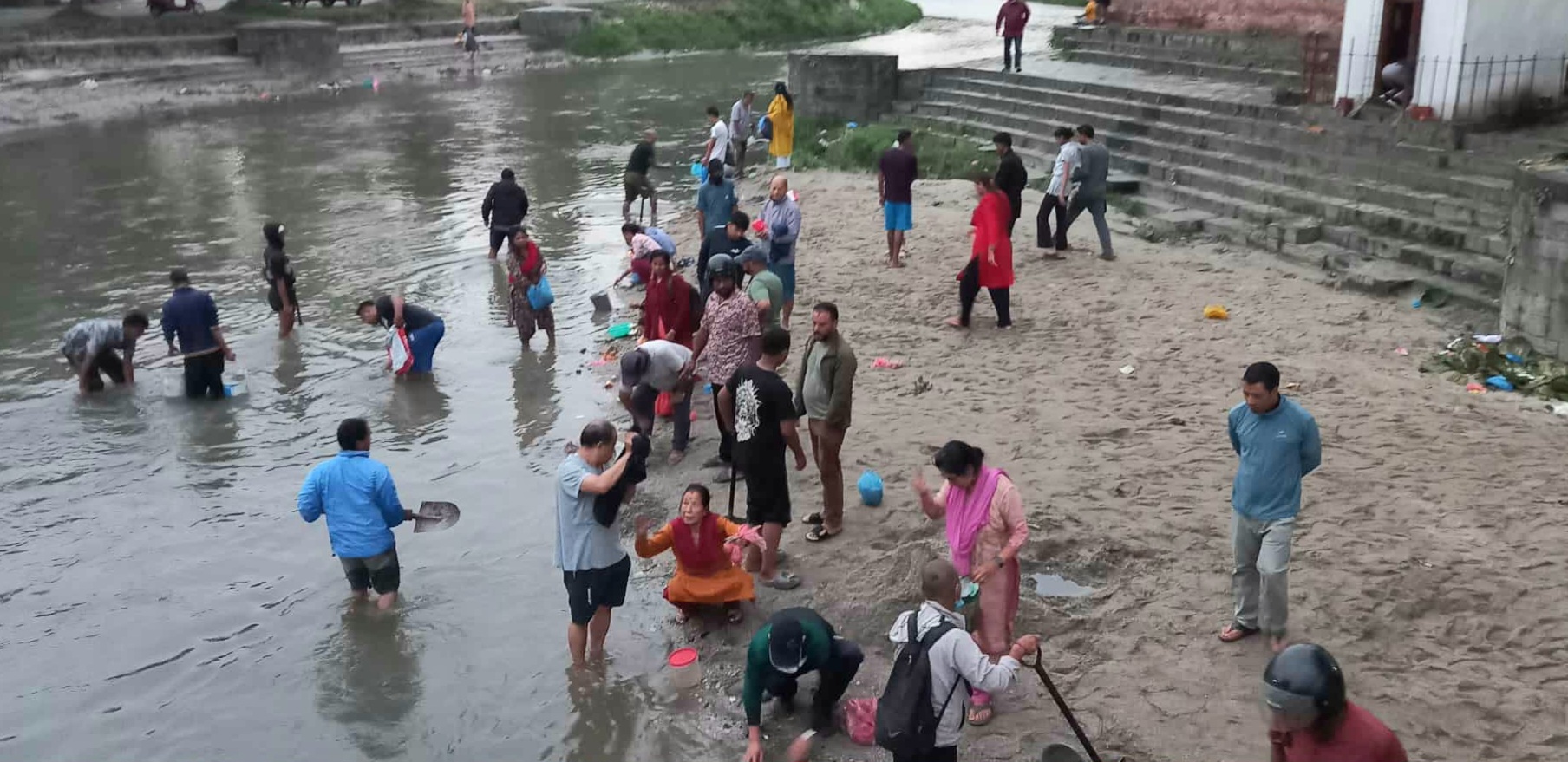 जमरा राख्न बागमतीमा बालुवा खोज्नेको भीड (तस्बिरहरु)