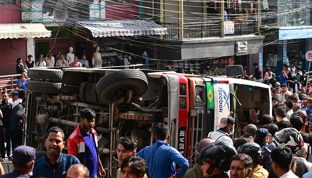 माछापोखरी आउँदै गरेको बस दुर्घटना, २० भन्दा बढी घाइते