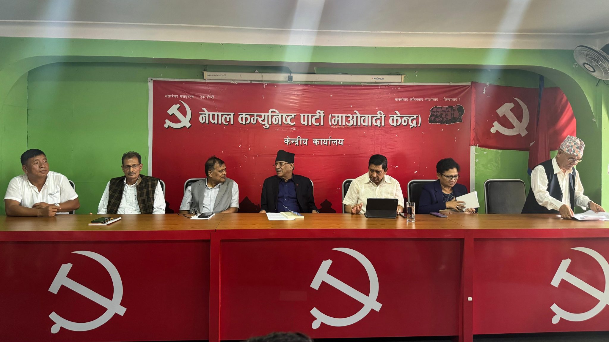 माओवादीका सबै कमिटी भंग गरि मंसिरमा विशेष महाधिवेशन गर्न प्रचण्डको प्रस्ताव