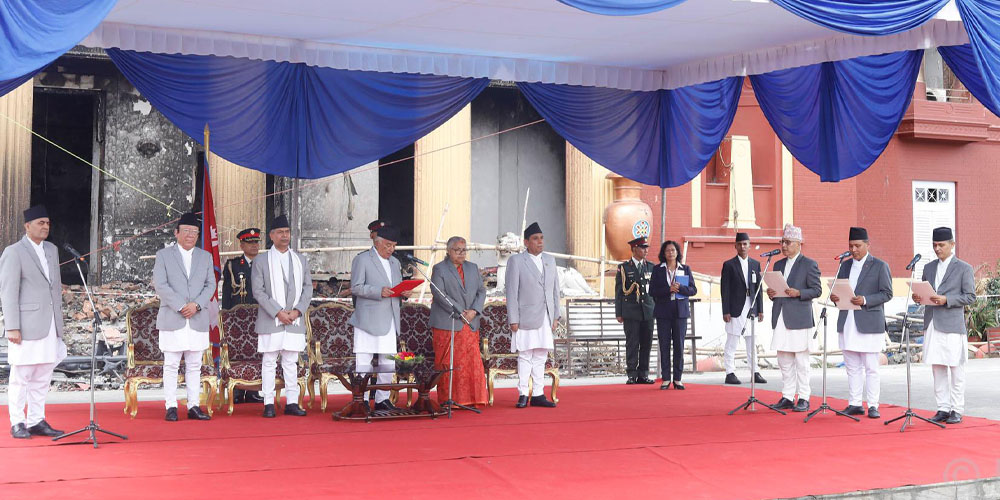 नवनियुक्त मन्त्रीले लिए शपथ