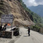 नारायणगढ-मुग्लिन सडकखण्डको पहिरो पन्छाउने काम बिहानैदेखि सुरु