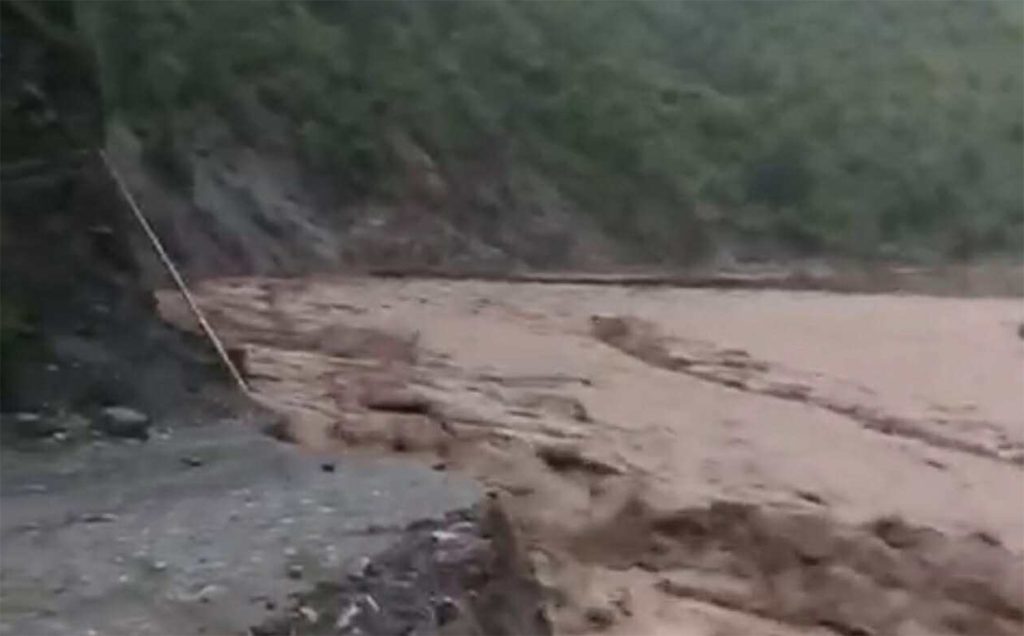 बाढीले विपी राजमार्गको डाइभर्सन बगायो, सडक पूर्णरुपमा अवरुद्ध