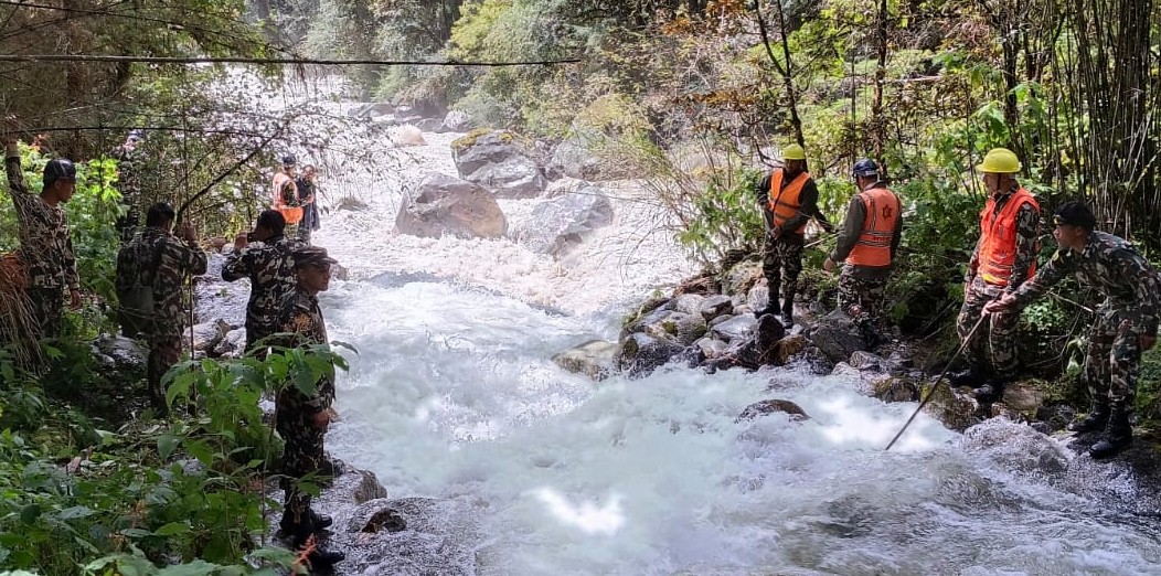 रसुवामा फसेका १२ जनाको सेनाले गर्यो उद्धार, ४ को खोजी जारी