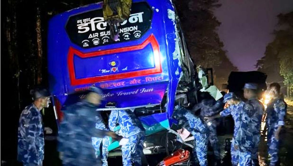 चितवनमा बस ट्रकमा ठोक्कियो, ३३ जना घाइते