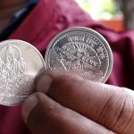 राष्ट्र बैंकले वितरण गर्यो तिहार लक्षित धनतरेस चाँदीको मेडालियन