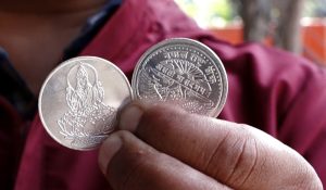 राष्ट्र बैंकले वितरण गर्यो तिहार लक्षित धनतरेस चाँदीको मेडालियन