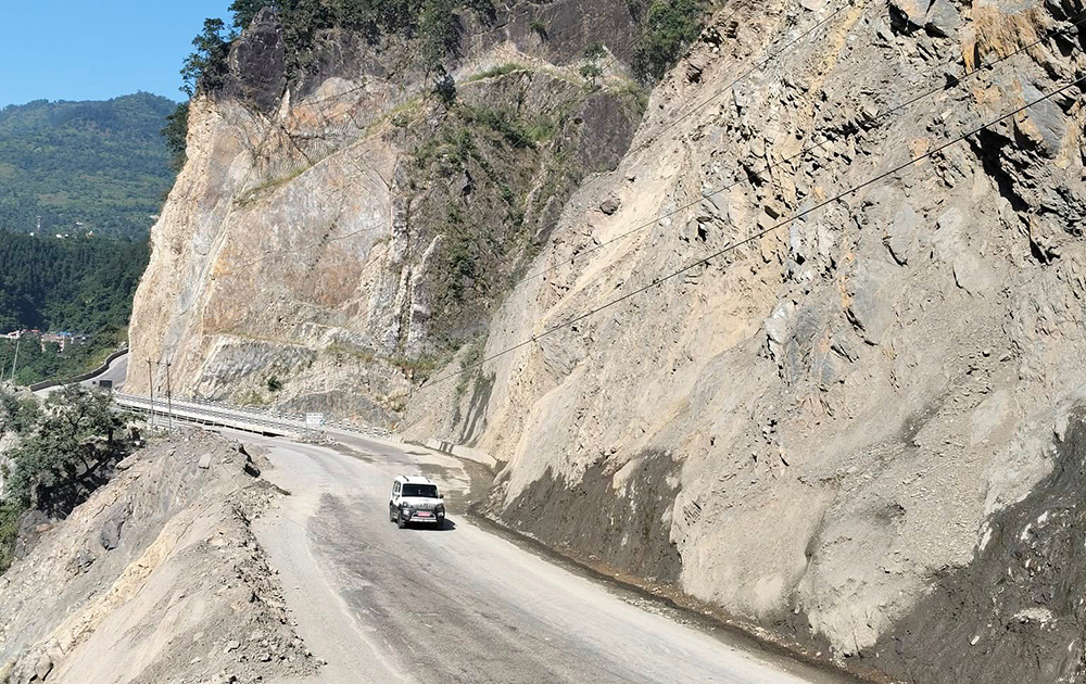 मुग्लिन-नारायणगढ सडक खण्डमा सवारीको चाप, जोखिम स्थानमा नरोक्न आग्रह