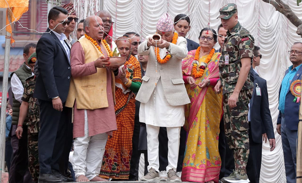 गौरीघाट पुगेर राष्ट्रपति पौडेलले गरे छठी माताको पूजा आराधना (तस्बिरसहित)