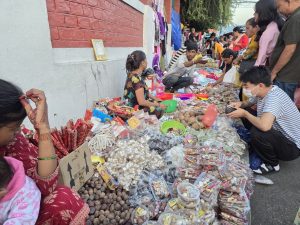 धरानका सडकपेटी बत्तीको उज्यालो व्यापार बढ्यो