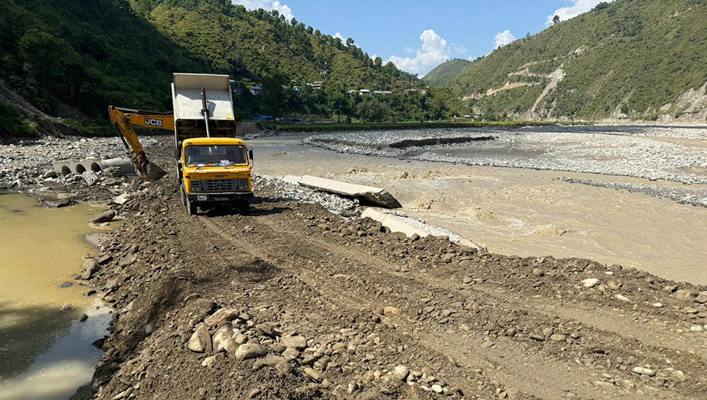 ३ दिनदेखि अवरुद्ध बिपी राजमार्ग सञ्चालनमा