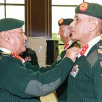 प्रधान सेनापतिद्वारा बिष्ट र खड्कालाई उपरथीको दर्ज्यानी चिन्ह प्रदान