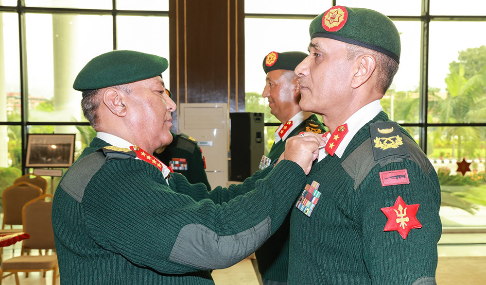 प्रधान सेनापतिद्वारा बिष्ट र खड्कालाई उपरथीको दर्ज्यानी चिन्ह प्रदान