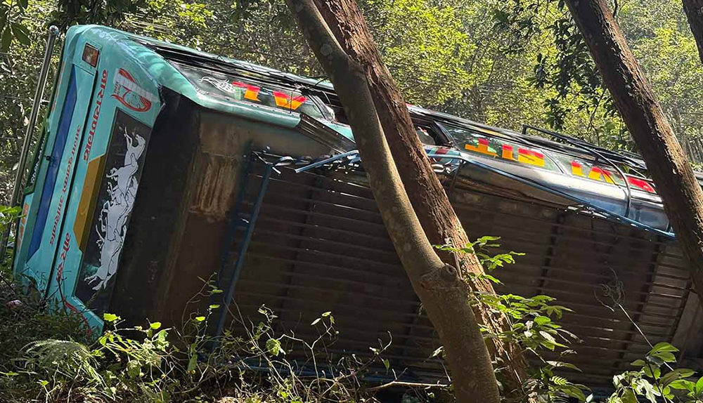 गोरखामा बस सडकबाट ५० मिटर तल खस्यो