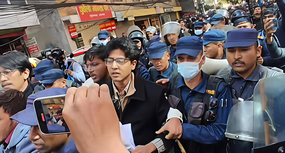 प्रधानमन्त्री भेट्न सिंहदरबार पुगेका मिराज ढुंगानाको समूहलाई प्रहरीले गेटबाटै लखेट्यो