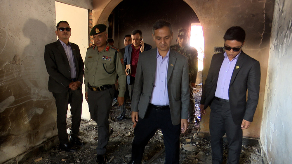 गृहमन्त्रीद्वारा जेनजी आन्दोलनमा आगलागी भएको राष्ट्रपति निवासको निरीक्षण