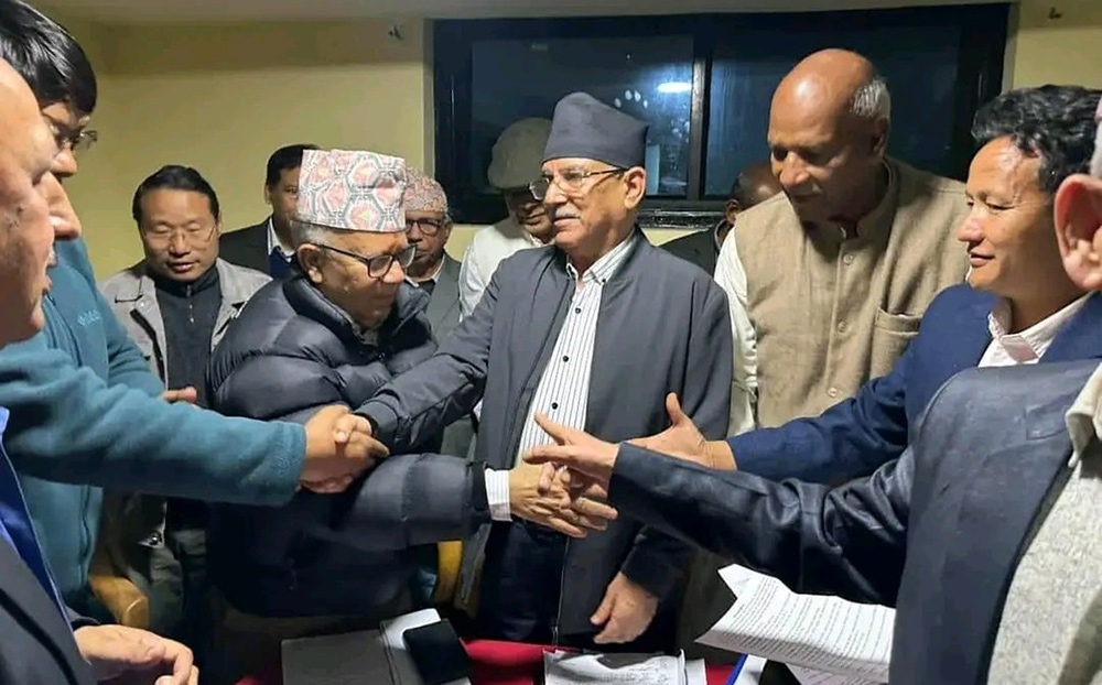 ‘प्रचण्डपथ’ त्यागेर फेरि शक्ति केन्द्रमा पुग्ने दाउमा ‘पुष्पकमल’