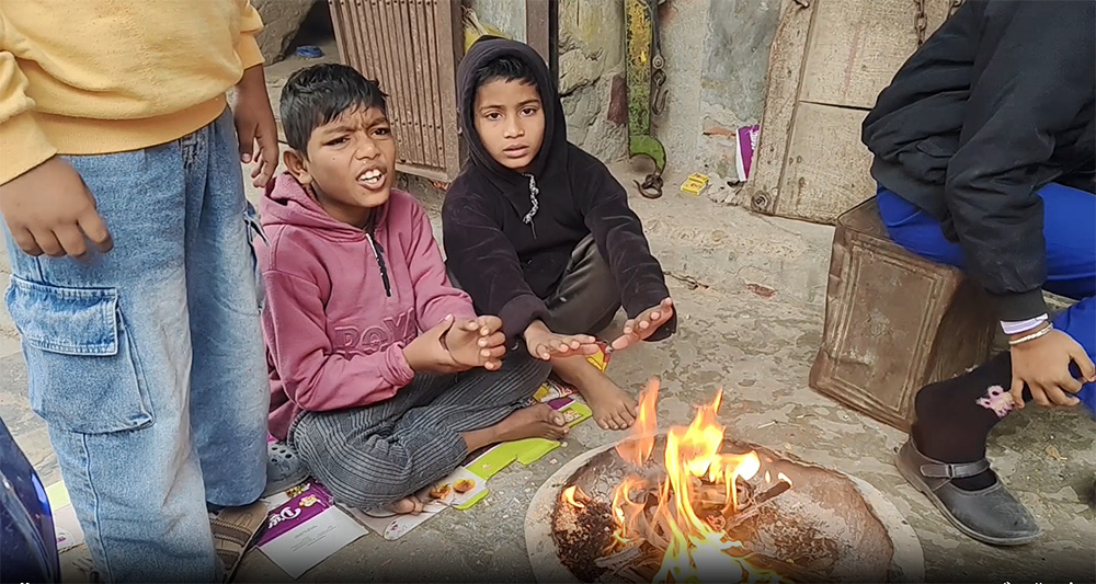 कुहिरो र हुस्सुले मधेसको जनजीवन प्रभावित: सडकमै आगो ताप्दै स्थानीय