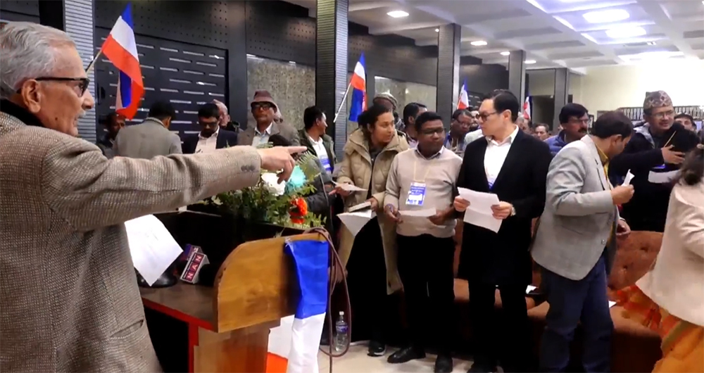 बाबुराम भट्टराईबाट लिए प्रलोपाको केन्द्रीय सदस्यहरूले शपथ