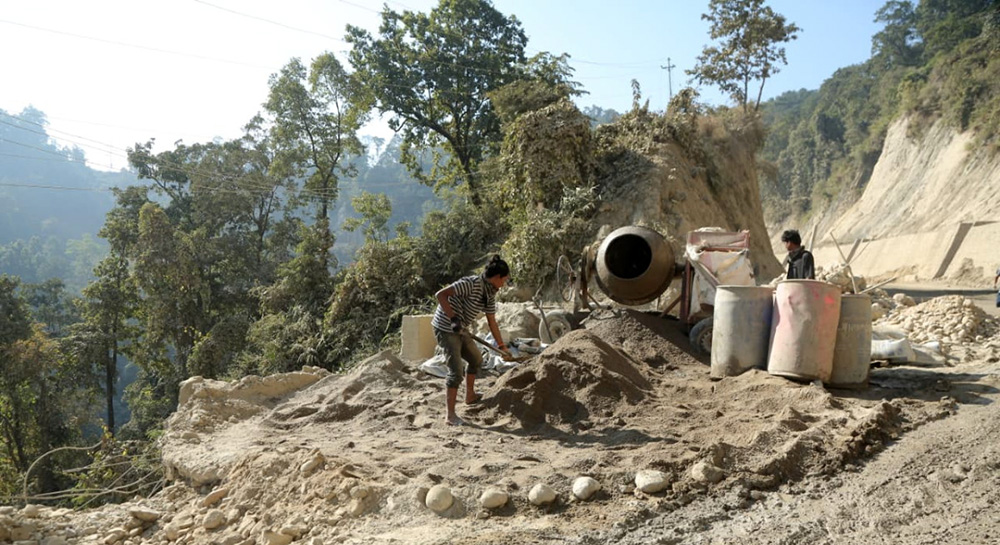 नारायणगढ-बुटवल सडक- दाउन्नेमा काम तीव्र हुँदै, यात्रुलाई सास्ती (फोटो फिचर)