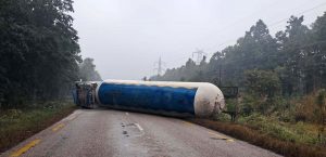 ग्यास बोकेको ट्रक दुर्घटना, पूर्व-पश्चिम राजमार्ग अवरुद्ध