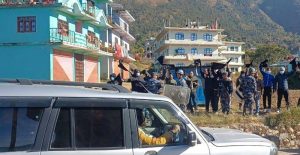 जनार्दन शर्मालाई रूकुममा नेकपाका कार्यकर्ताले देखाए कालोझण्डा