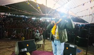 धादिङमा नारायण थापाको धमाकेदार प्रस्तुति, दर्शकले नाच्दै लिए भरपुर मनोरञ्जन 