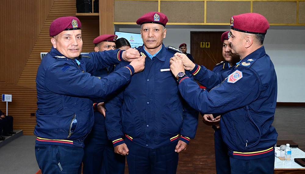 ८ जना प्रहरी अधिकृलाई दर्ज्यानी चिन्ह प्रदान