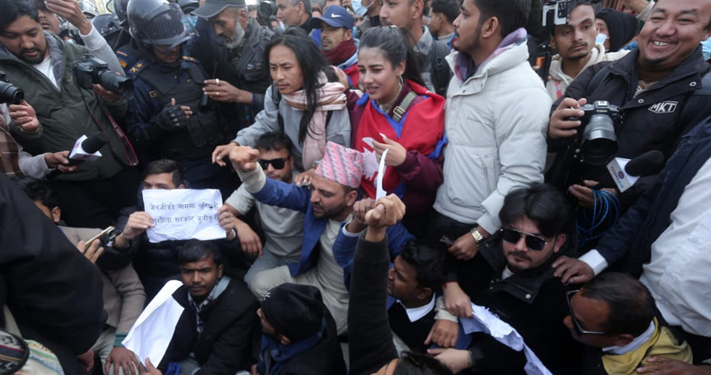 निकोलस भुसाल पक्राउ, जेनजीलाई तितरबितर पार्दै प्रहरी (तस्बिरहरु)